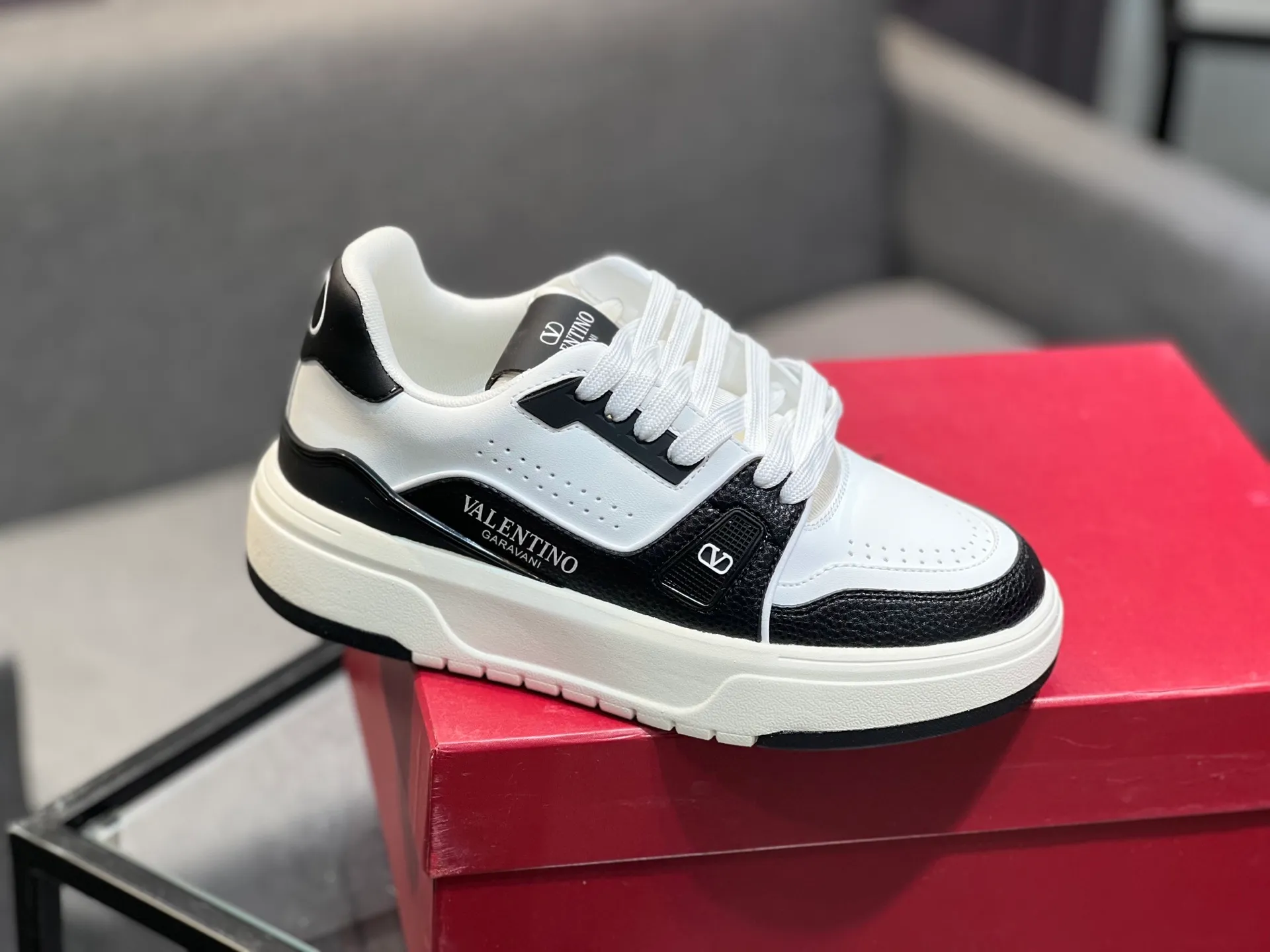 Men's men's shoes 💰660 𝑽𝒂𝒍𝒆𝒏𝒕𝒊𝒏𝒐 Valentino 𝑶𝒏𝒆𝑺𝒕𝒖𝒅 Couple's sneaker series Valentino 2025 latest couple's sneakers, celebrity style, hot sale. The original ZP was purchased and dismantled. Repeated pattern making and modification. I strive to restore the original version 1:1! Top luxury masterpiece, soft and comfortable, combining fashion and leisure, bringing excellent elegant texture and excellent on-foot comfort. Top purchase version upper: imported calfskin surface/original oil edge craftsmanship. Inner: water-dyed cowhide lining. Outsole: original development 𝐓𝐏𝐔 two-color combination outsole. Packaging: original configuration complete package. Code number: 35-44 yards. 34.45 can be customized. Can be customized (self-labeled-no label) order.